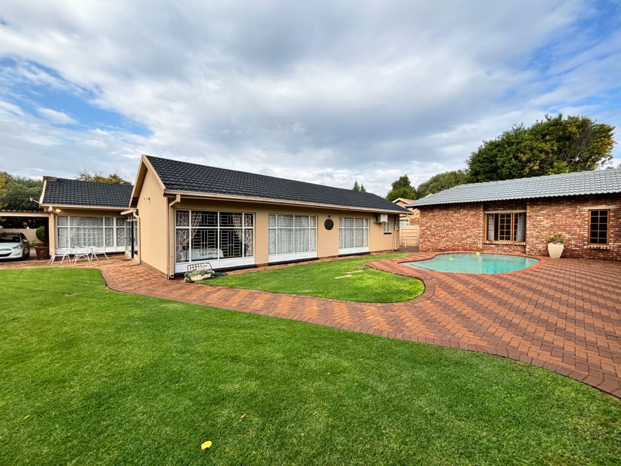 6 Bedroom Property for Sale in Flamwood North West